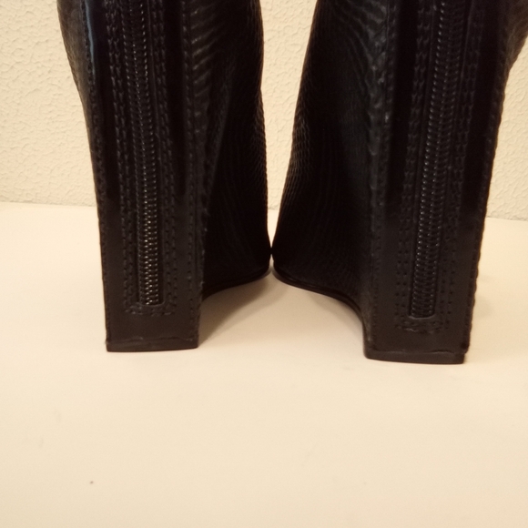 Carlos by Carlos Santana Black Leather Zip 4 1/2" Wedge Heels sz 8.5 M - Picture 11 of 13